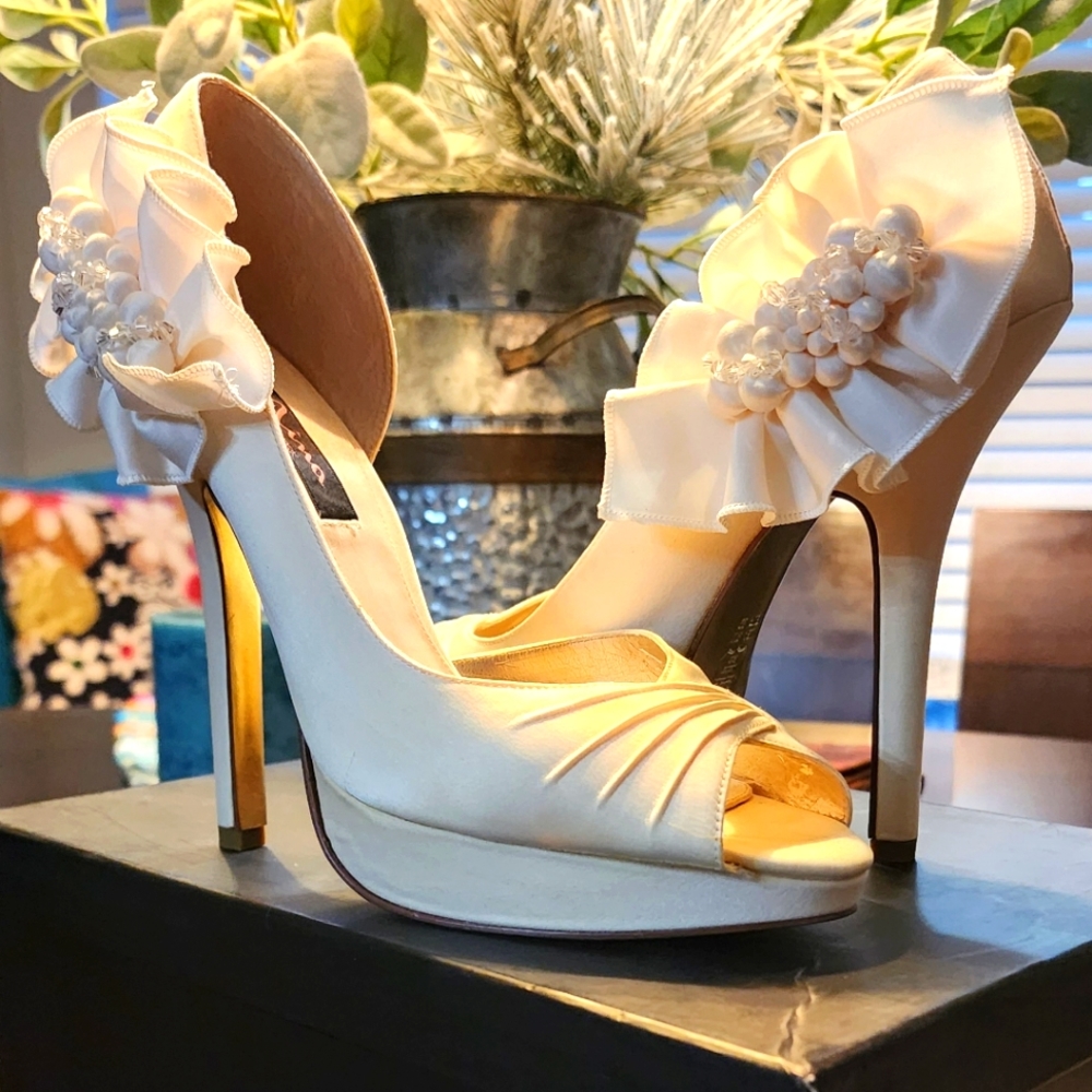 New Nina Ivory Platform Ruffle and Beaded Embellished Pump Size 9M